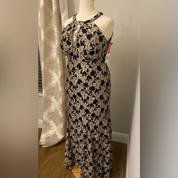 Plus Dress 🖤💛 - Picture 4 of 8